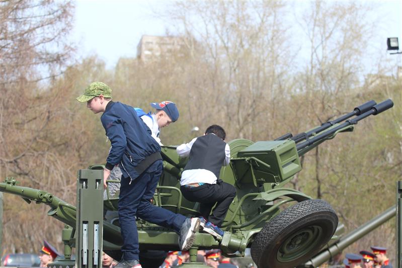 Военнослужащие Пермского военного института Росгвардии провели для граждан тематическую акцию в честь 9 мая
