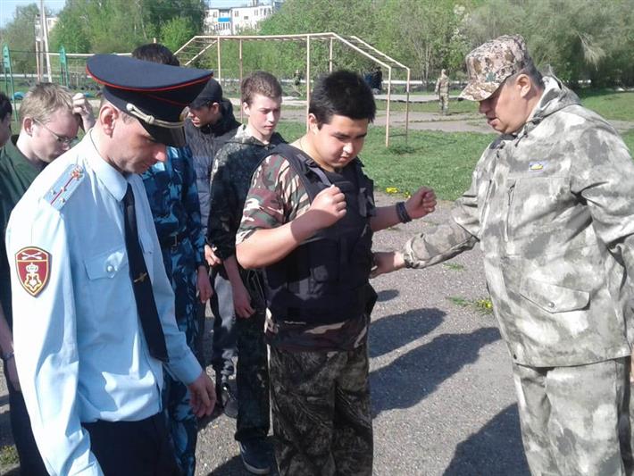 Росгвардейцы провели для томских старшеклассников военно-патриотическое занятие