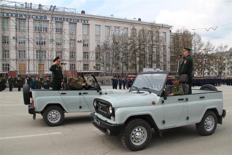 На Октябрьской площади Перми прошла гарнизонная репетиция парада Победы с участием офицеров, курсантов и кадет Росгвардии