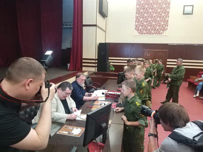 НА ВОЕННО-ПОЛЕВЫХ СБОРАХ КАДЕТ В ПОДМОСКОВЬЕ СОСТОЯЛАСЬ ПРЕЗЕНТАЦИЯ УНИКАЛЬНОЙ КНИГИ РОСГВАРДИИ ДЛЯ ДЕТЕЙ