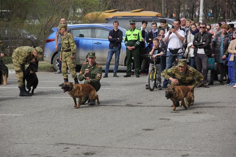 Военнослужащие Пермского военного института Росгвардии провели для граждан тематическую акцию в честь 9 мая