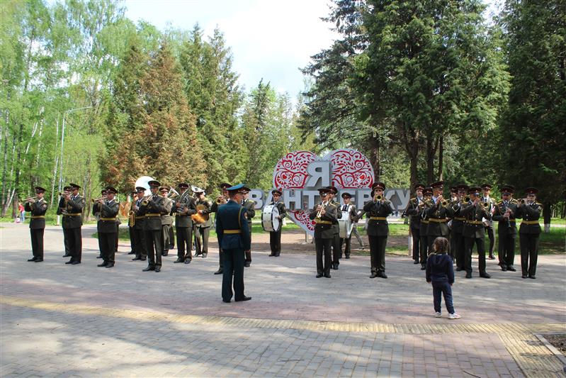 Военные оркестры ОДОН Росгвардии в праздничные дни выступали для жителей Подмосковья  
