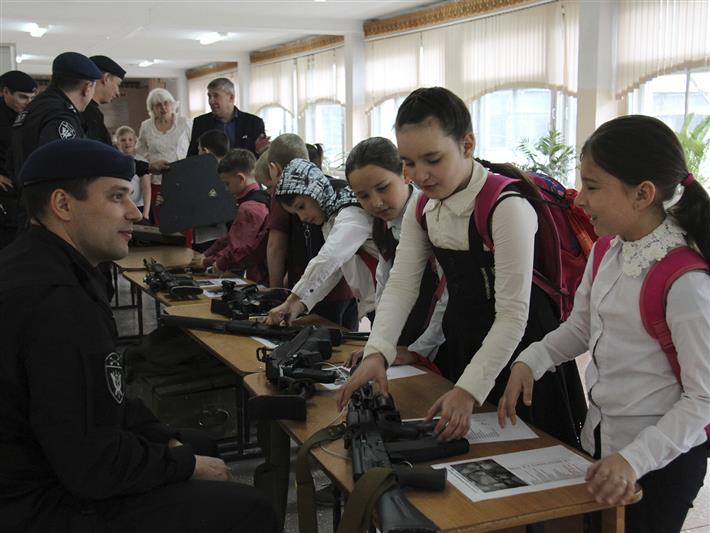 Спецназ Росгвардии провел показательные выступления для кемеровских школьников