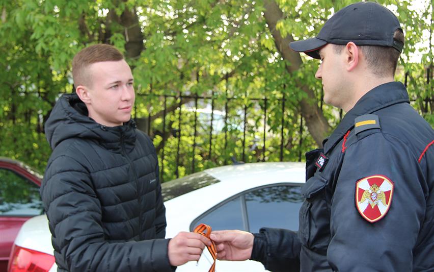 Курские росгвардейцы присоединились к акции «Георгиевская ленточка» 
