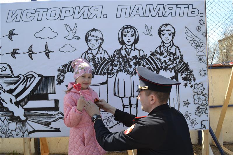 В Омске сотрудники Управления Росгвардии по Омской области и военнослужащие учебного центра подготовки личного состава приняли участие в патриотической акции «Немеркнущий свет Победы»