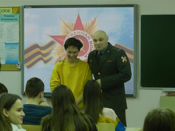 В канун Дня Победы офицеры Росгвардии провели Урок мужества для подшефных салехардских школьников 