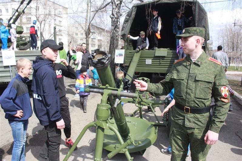 В преддверии Дня Победы военнослужащие Пермского военного института Росгвардии организовали для жителей региона выставку вооружения и военной техники