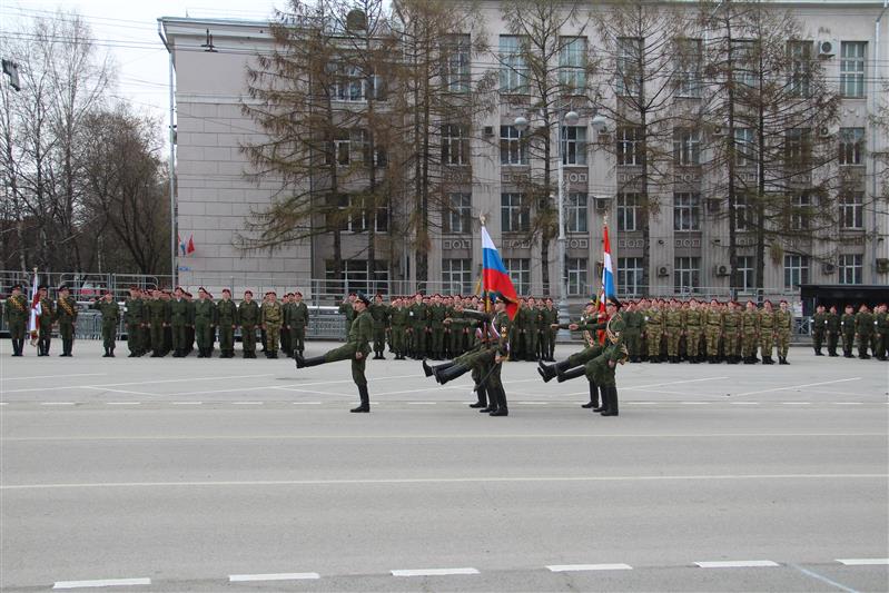 На Октябрьской площади Перми прошла гарнизонная репетиция парада Победы с участием офицеров, курсантов и кадет Росгвардии