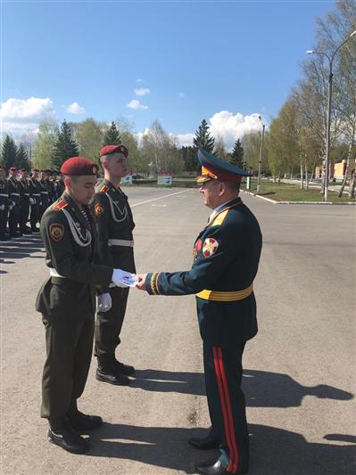Начальник Пермского военного института Росгвардии наградил военнослужащих из парадного расчета вуза