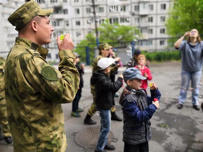 Военнослужащие Росгвардии устроили праздник для ребят из коррекционной школы во Владивостоке