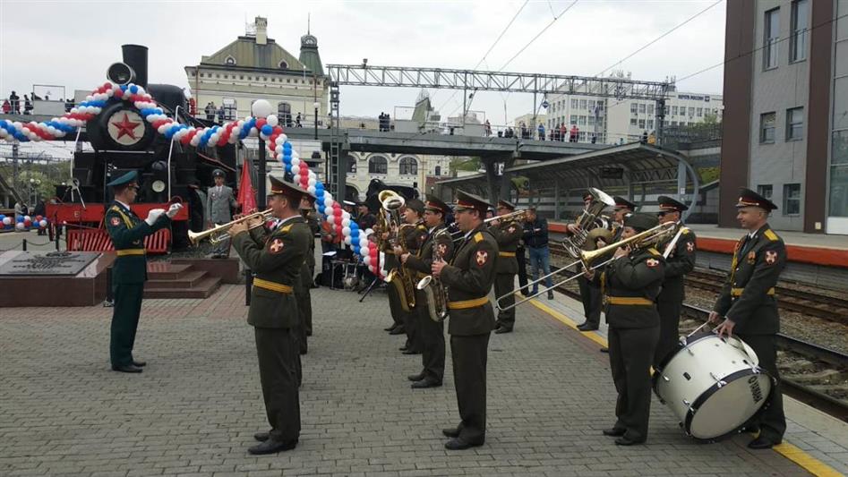 Во Владивостоке военный оркестр Росгвардии встретил на перроне ретро-поезд "Победа"  