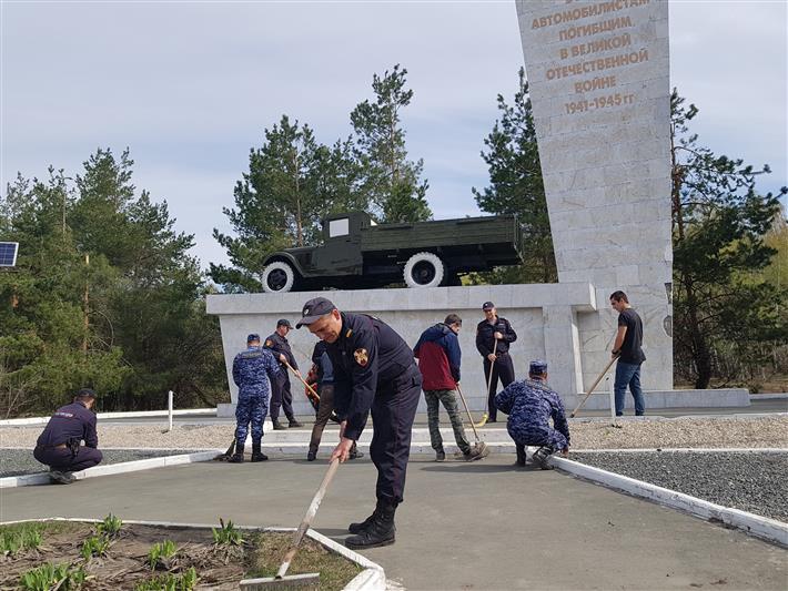 Территории мемориалов, установленных солдатам, погибшим в годы Великой Отечественной войны, благоустраивают росгвардейцы в Саратовской области 