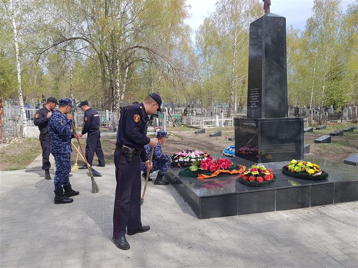 Территории мемориалов, установленных солдатам, погибшим в годы Великой Отечественной войны, благоустраивают росгвардейцы в Саратовской области