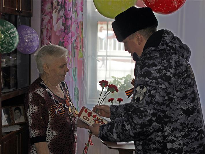 Начальник Управления Росгвардии по Ненецкому автономному округу поздравил ветеранов Великой Отечественной войны