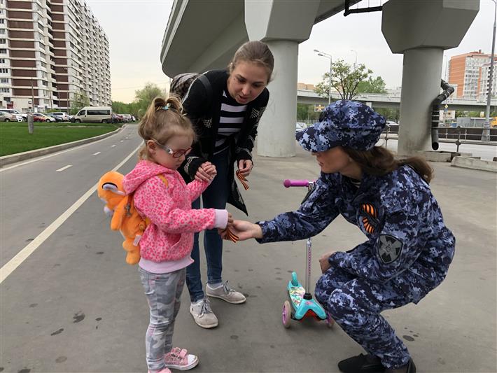Сотрудники столичного управления Росгвардии приняли участие в акции «Георгиевская лента» (фото, видео)
