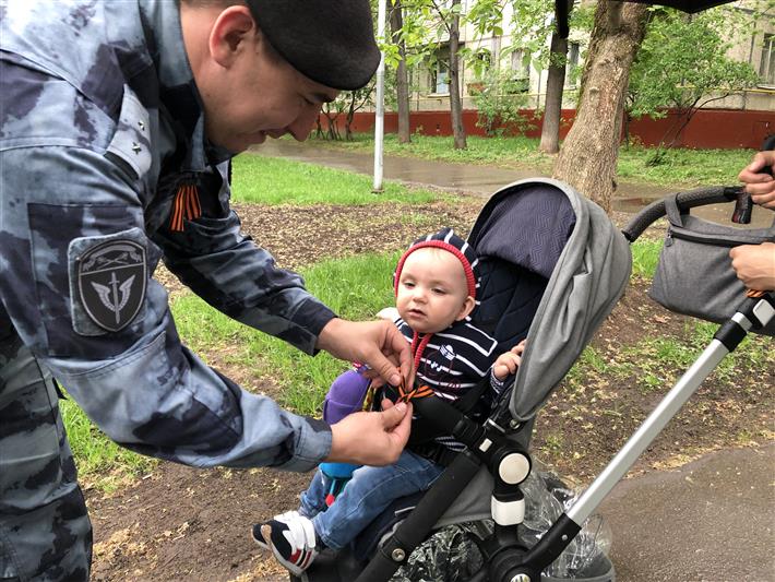 Сотрудники столичного управления Росгвардии приняли участие в акции «Георгиевская лента» (фото, видео)