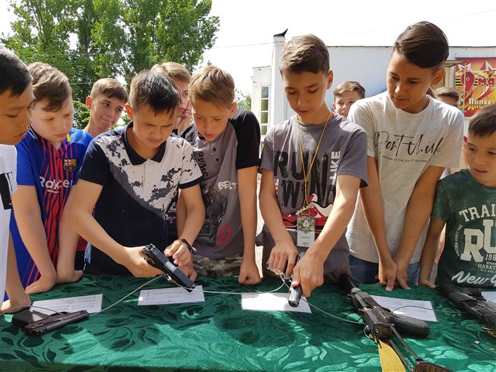 Сотрудники Росгвардии познакомили юных астраханцев со спецификой своей службы