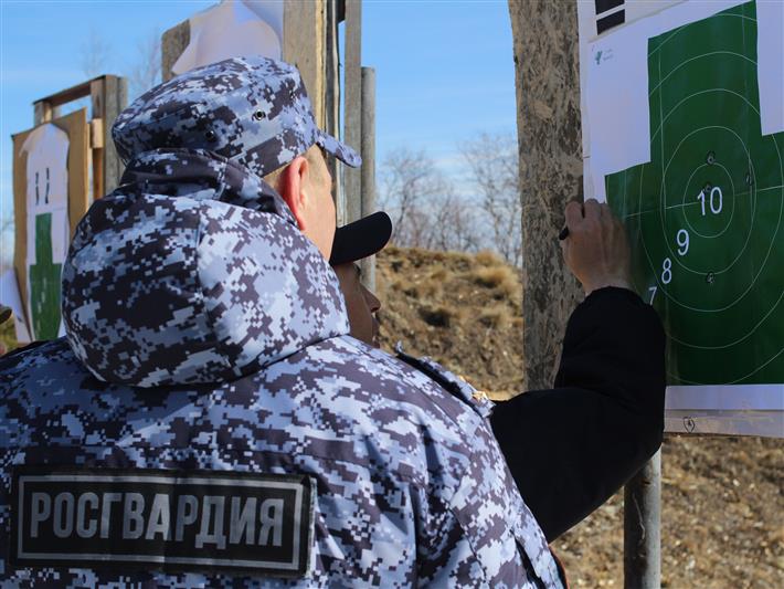 Стрелковый турнир среди росгвардейцев в честь 100-летия со дня рождения Михаила Калашникова прошел в Ненецком автономном округе 