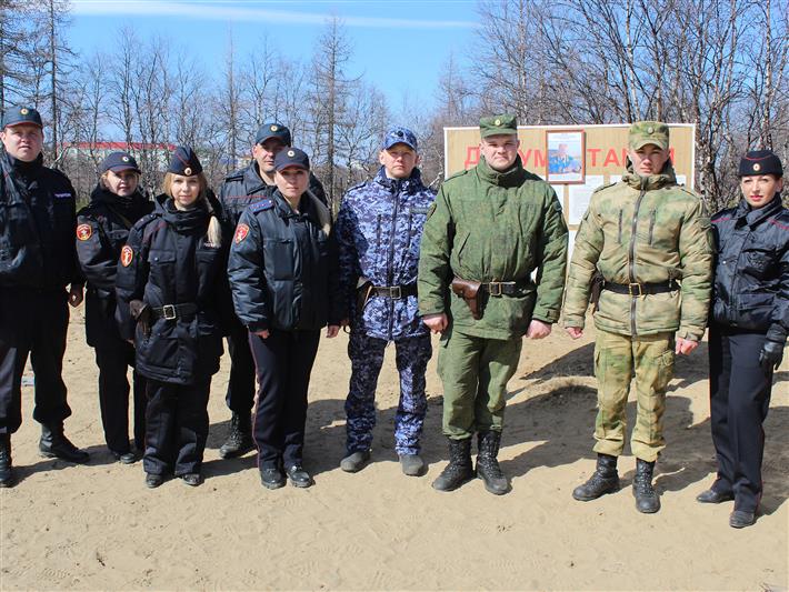 Стрелковый турнир среди росгвардейцев в честь 100-летия со дня рождения Михаила Калашникова прошел в Ненецком автономном округе 