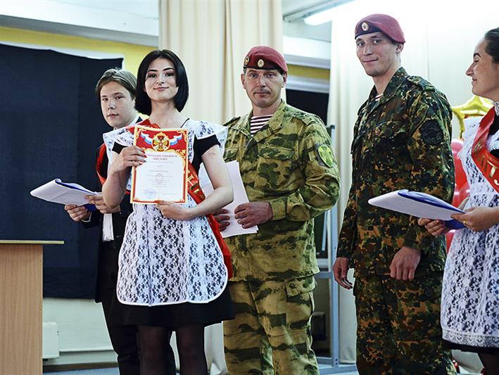 Военнослужащие Росгвардии приняли участие в последнем звонке подшефного кемеровского профильного класса