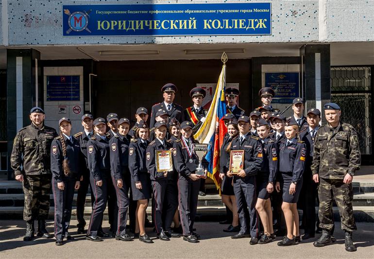 Офицеры СОБР оценили уровень строевой подготовки курсантов Московского юридического колледжа