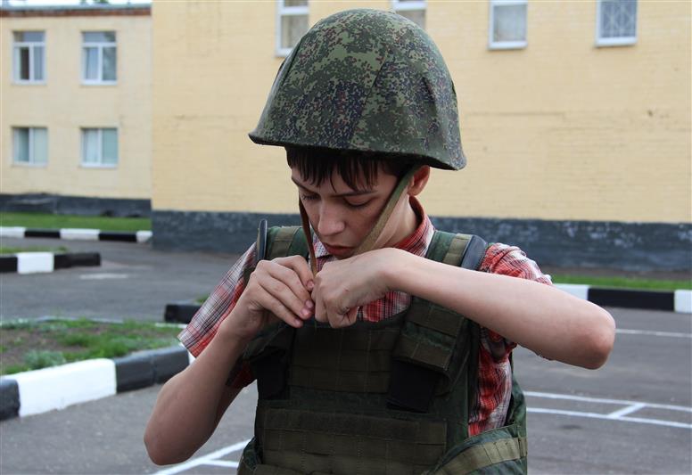 В Курске военнослужащие Росгвардии организовали военизированную эстафету для юных земляков