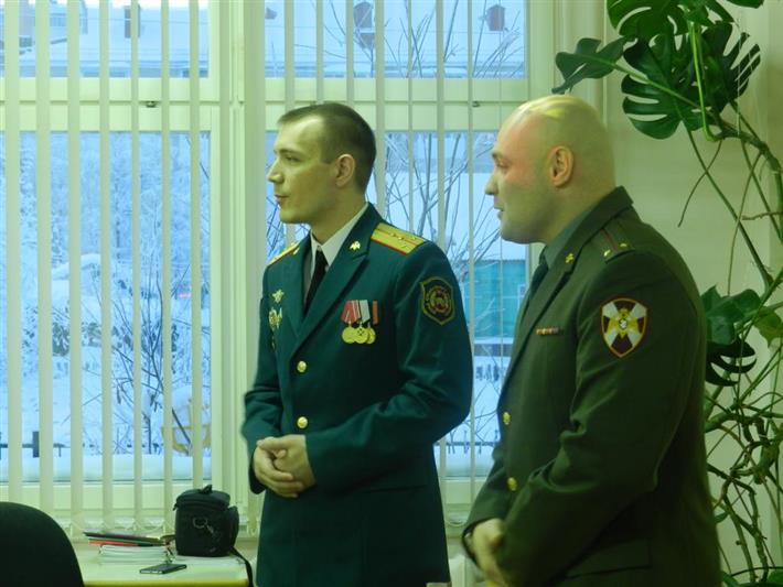 В канун Дня Победы офицеры Росгвардии провели Урок мужества для подшефных салехардских школьников 