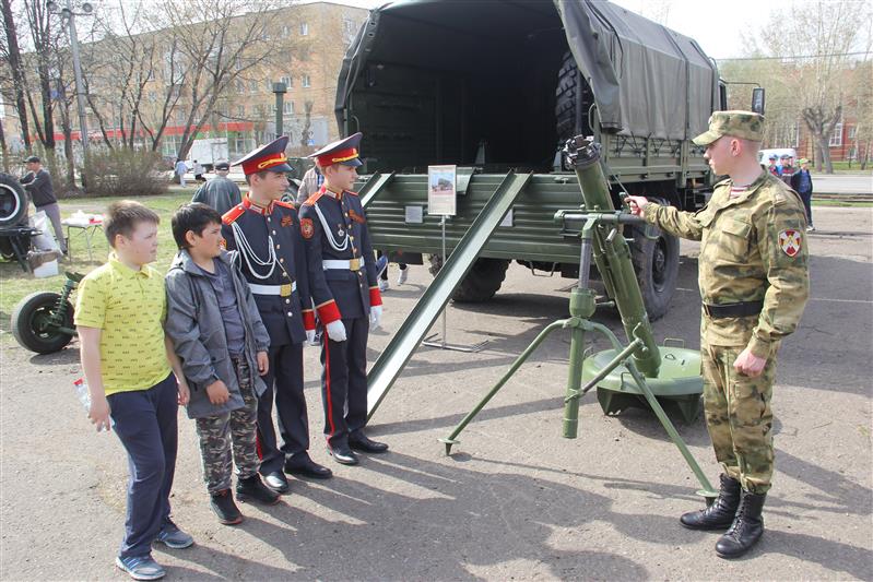 Военнослужащие Пермского военного института Росгвардии провели для граждан тематическую акцию в честь 9 мая