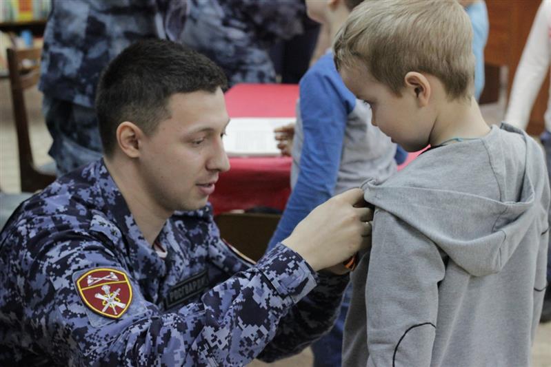 В Чебоксарах сотрудники Росгвардии присоединились к Международной акции «Читаем детям о войне-2019»