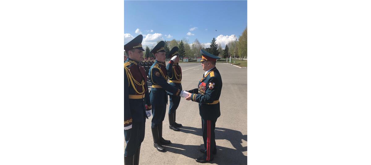 Начальник Пермского военного института Росгвардии наградил военнослужащих из парадного расчета вуза