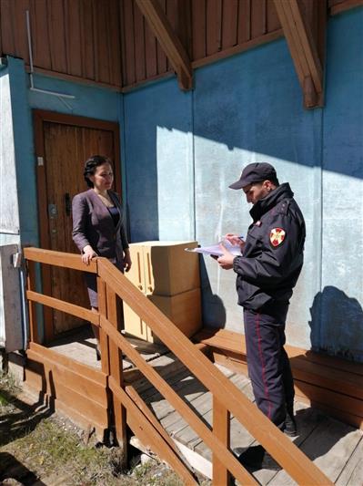 В Югре сотрудники Росгвардии рассказывают гражданам о мерах предупреждения квартирных краж  