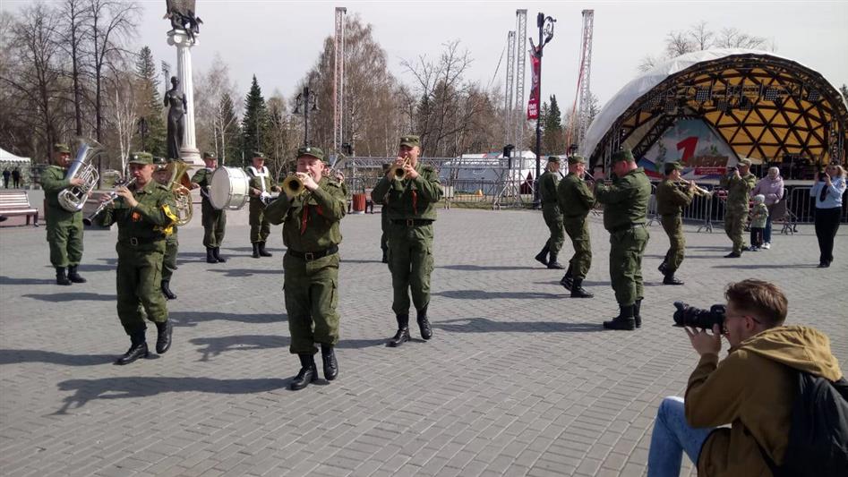 Томские росгвардейцы вручили горожанам Георгиевские ленточки под аккомпанемент военного оркестра 