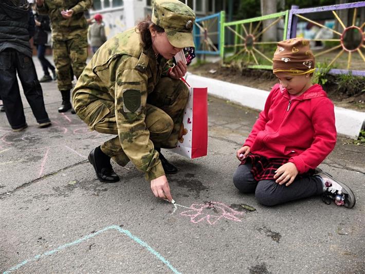 Военнослужащие Росгвардии устроили праздник для ребят из коррекционной школы во Владивостоке