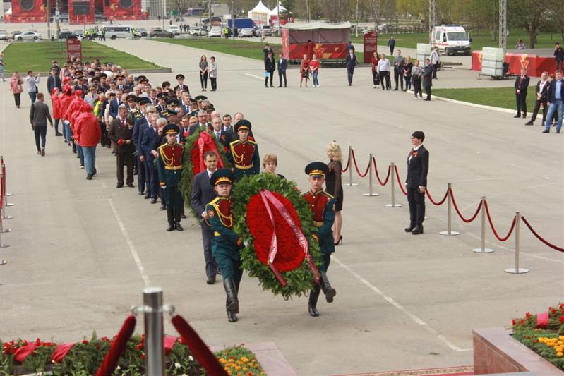 Курсанты Пермского военного института Росгвардии возложили цветы к монументу «Героям фронта и тыла»