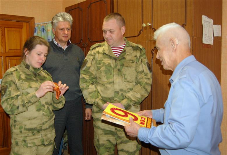 Тамбовские росгвардейцы навестили ветерана Великой Отечественной войны