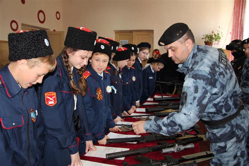 Курские росгвардейцы провели уроки мужества с учащимися школ Суджанского района области