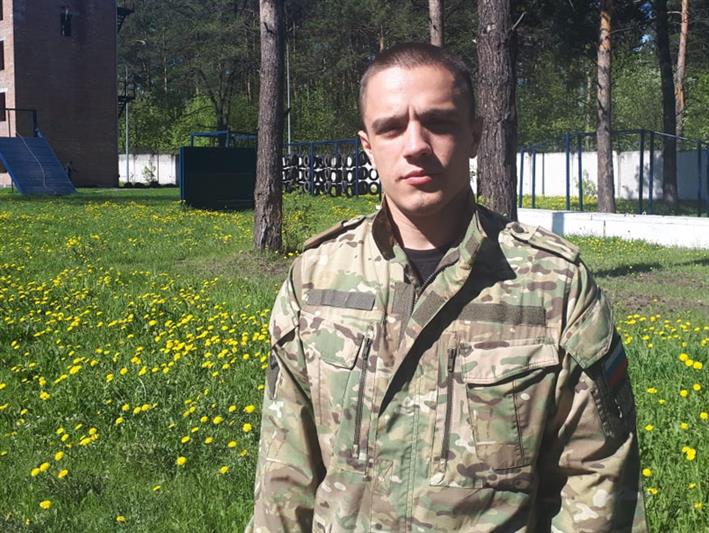 В Кузбассе семья пострадавшего в ДТП поблагодарила стажера из Росгвардии за спасение родственника 