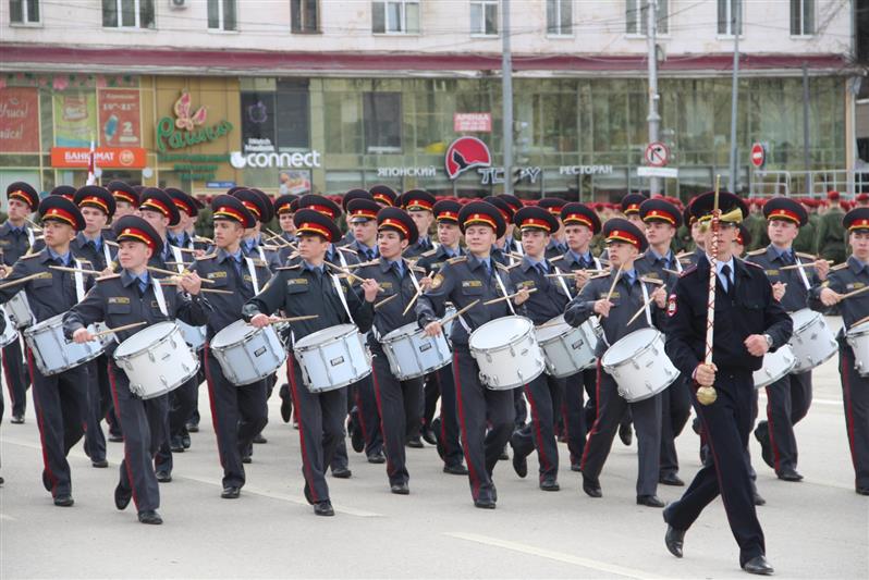 На Октябрьской площади Перми прошла гарнизонная репетиция парада Победы с участием офицеров, курсантов и кадет Росгвардии
