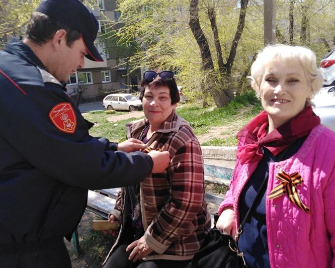Росгвардейцы вручили жителям Приморского края один из самых узнаваемых символов Дня Победы