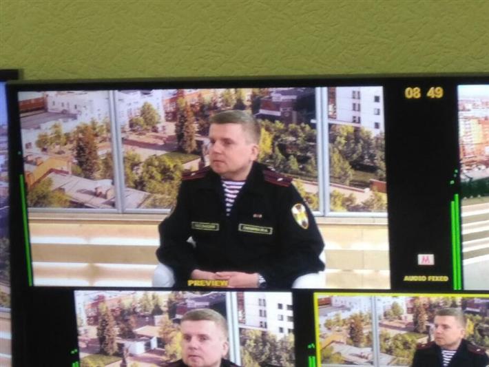 Офицер Росгвардии в эфире двух региональных телеканалов рассказал жителям Челябинска, как обезопасить свое жилье от краж (видео)