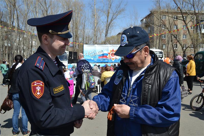 В Омске сотрудники Управления Росгвардии по Омской области и военнослужащие учебного центра подготовки личного состава приняли участие в патриотической акции «Немеркнущий свет Победы»