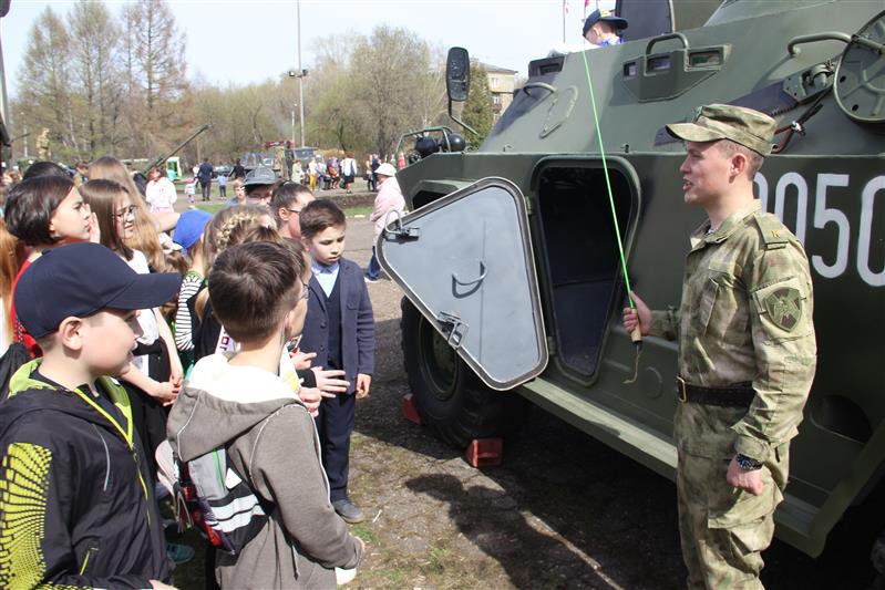 Военнослужащие Пермского военного института Росгвардии провели для граждан тематическую акцию в честь 9 мая