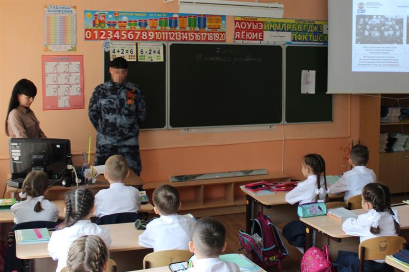 Сотрудники Росгвардии провели Уроки Победы для чебоксарских школьников