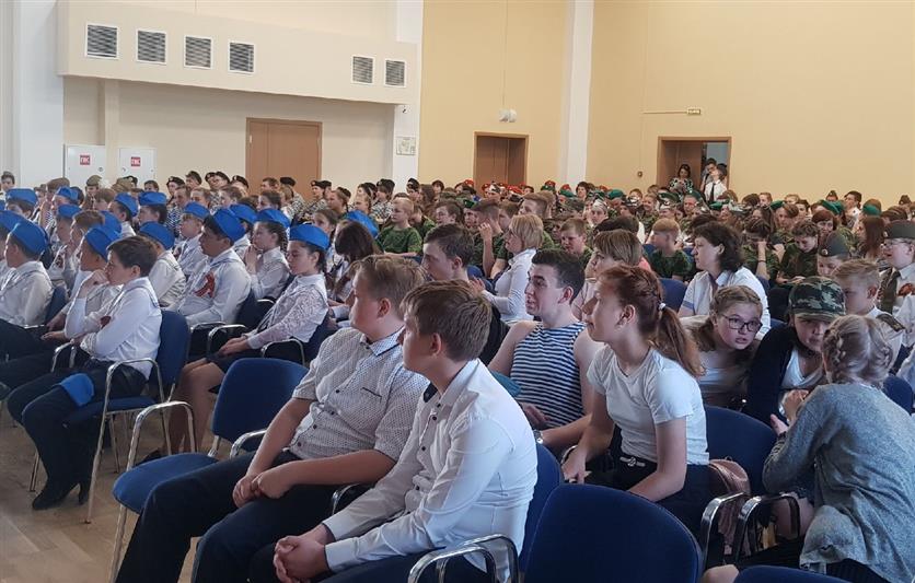 Тамбовские росгвардейцы провели Урок мужества для старшеклассников