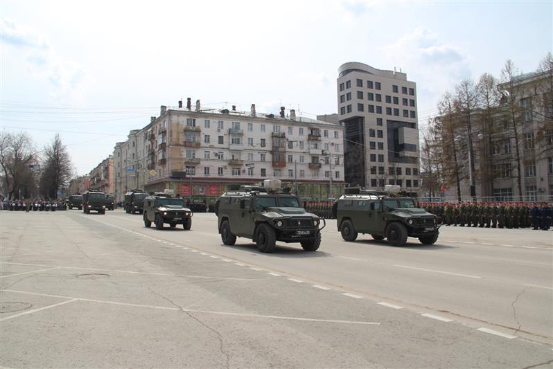 На Октябрьской площади Перми прошла гарнизонная репетиция парада Победы с участием офицеров, курсантов и кадет Росгвардии