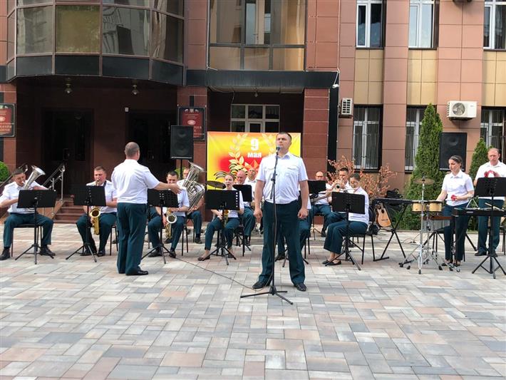 В Грозном прошла акция Росгвардии «Мелодии победы» 