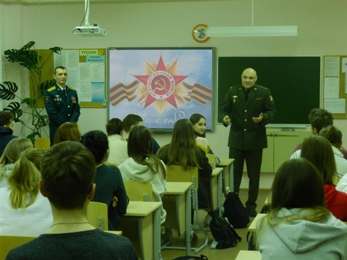 В канун Дня Победы офицеры Росгвардии провели Урок мужества для подшефных салехардских школьников 