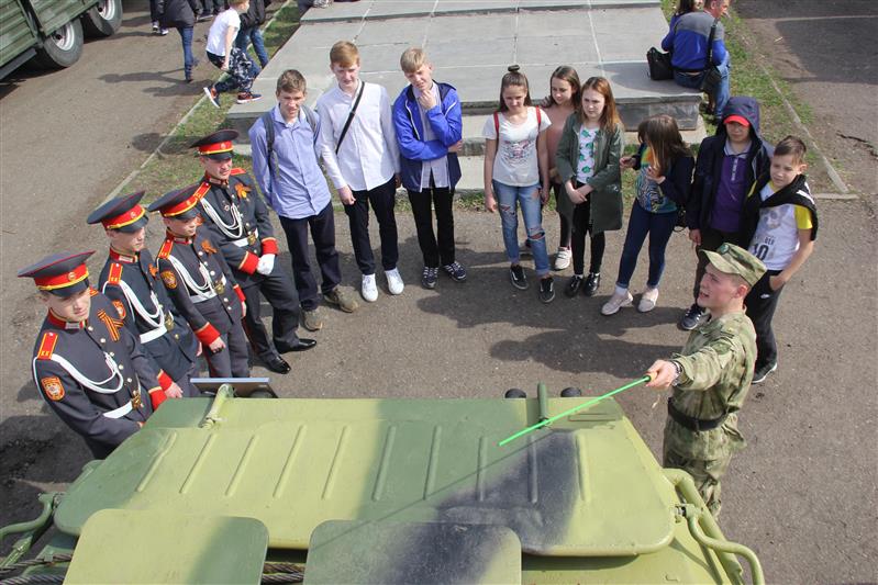 Военнослужащие Пермского военного института Росгвардии провели для граждан тематическую акцию в честь 9 мая