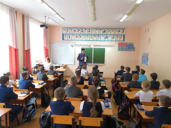 Башкирские росгвардейцы провели для школьников урок Мужества ко Дню Победы