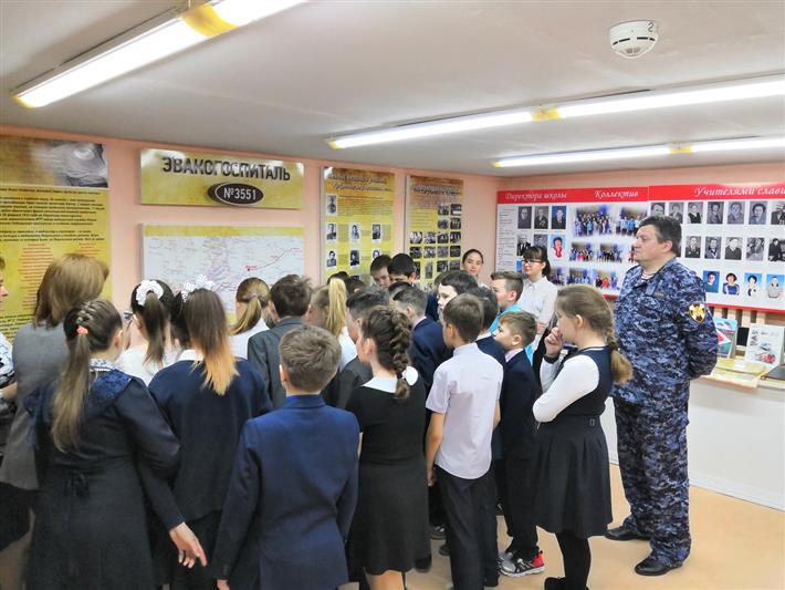 Башкирские росгвардейцы провели для школьников урок Мужества ко Дню Победы